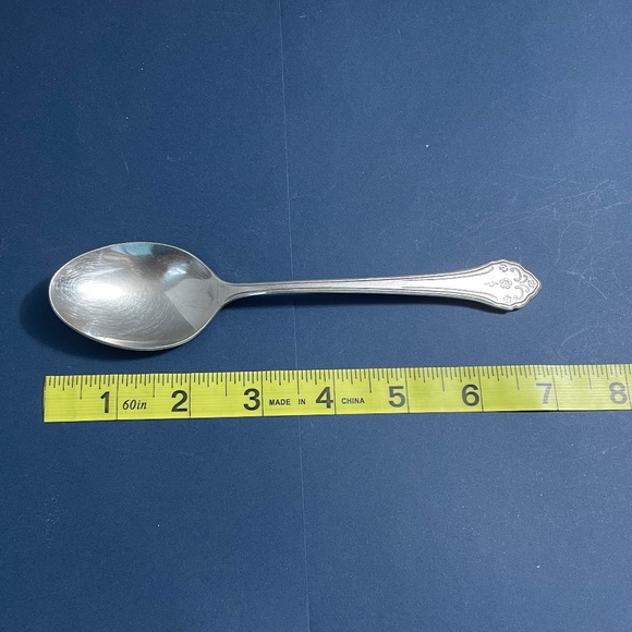 Vintage Oneida Profile Lakewood Pattern 4 Soup Spoons Tablespoons Flatware - Picture 5 of 6